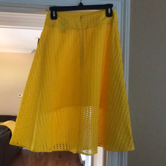 Yellow skirt - Picture 2 of 3